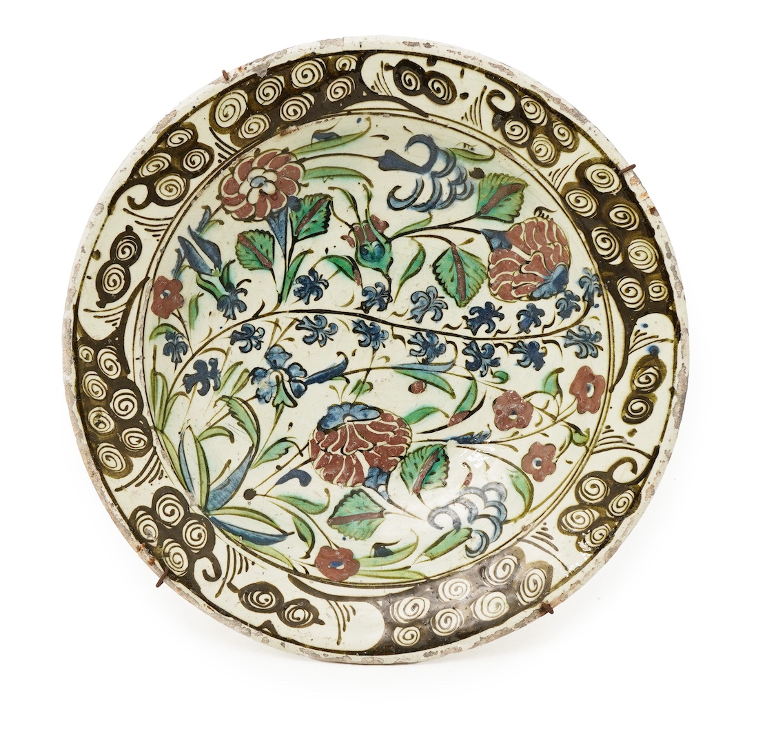 An Iznik pottery dish, Ottoman Turkey, early 17th century